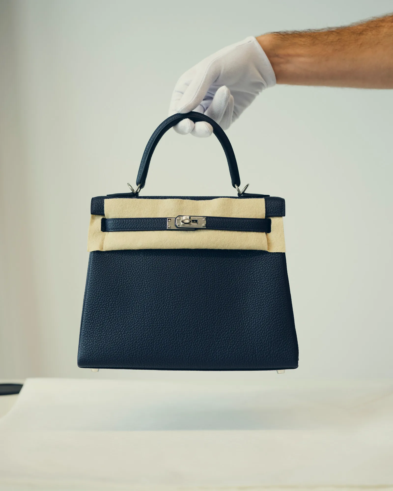 Comment le savoir-faire artisanal influe sur la valeur des sacs à main Hermès